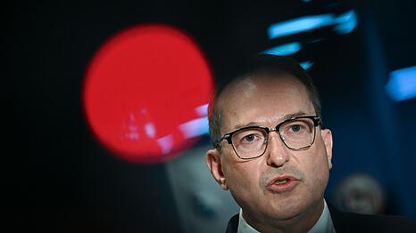 Bundesinnenminister Alexander Dobrindt (CSU) will die Forschung zur Drohnensicherheit ausbauen. (Archivbild)