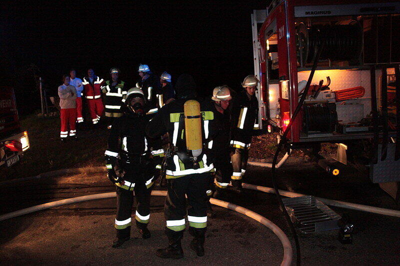 Völlig ausgebrannt: In Tötenberg bei Aschau stand ein Klein-Lkw in Flammen. Als die Feuerwehren beim Fahrzeug eintrafen, stand es bereits voll in Brand. Die Ursache des Feuers war zum Montagmorgen noch unbekannt.