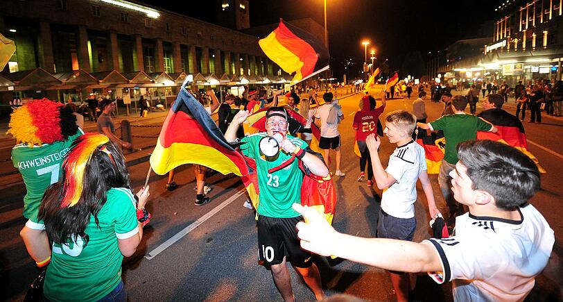 Auto-Korso, Party die ganze Nacht: Deutschland feiert den Einzug ins EM-Halbfinale! Hier gibts die schönsten Fanbilder zum Durchklicken und Mitfeiern!