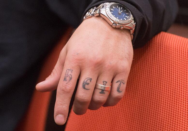 Der Angeklagten Andre E. sitzt am 14.05.2013 im Gerichtssaal in München (Bayern) auf seinem Platz hinter der Anklagebank. Auf seiner einen Hand ist dabei eine Tätowierung zu sehen.