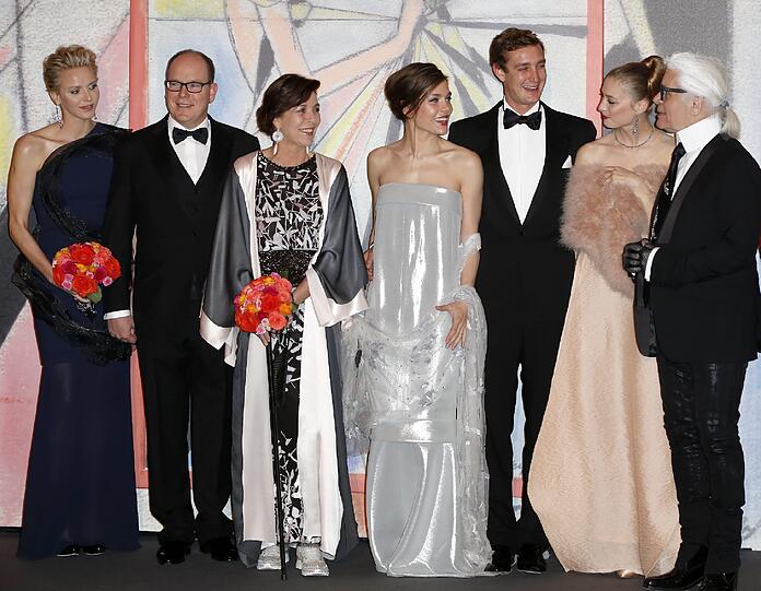 Charlene, Albert, Caroline, Charlotte Casiraghi, Pierre Casiraghi, Beatrice Boromeo und Chanel-Designer Karl Lagerfeld (v.l.) beim Rosenball 2014