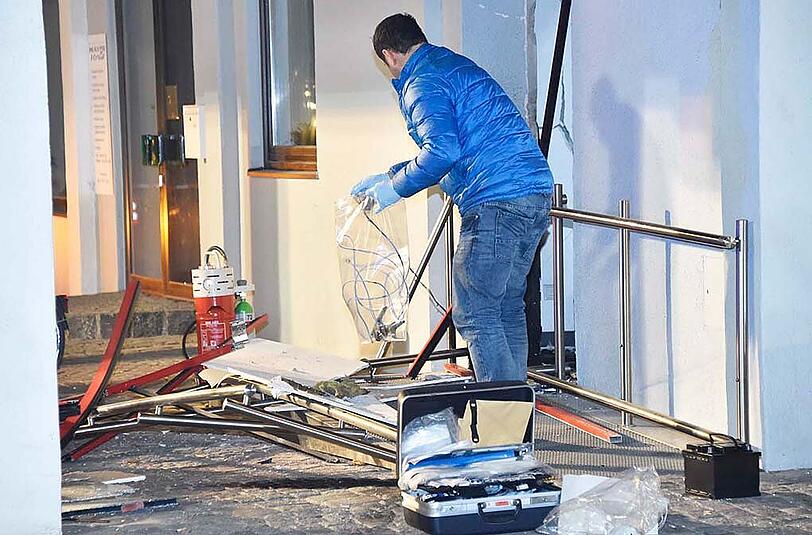 Die Täter sprengten den Geldautomat in die Luft. Schaden erlitt aber vor allem das Gebäude.