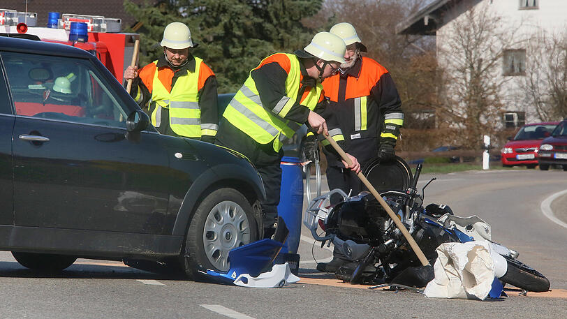 Der Motorradfahrer wurde verletzt und kam ins Krankenhaus. Die Bilder von der Unfallstelle.