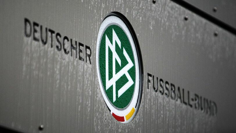 Ein Logo an der Zentrale des Deutschen Fußball-Bundes (DFB) in Frankfurt am Main.
