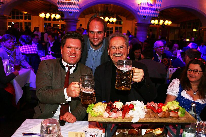 Die Starkbier-Saison ist eröffnet! Doch im Löwenbräukeller ging es nicht nur um den Hopfen-Smoothie, sondern auch um Politik!