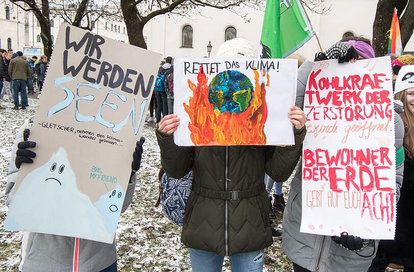 Die Schüler-Demo für Klimaschutz vor der Ludwig-Maximilians-Universität