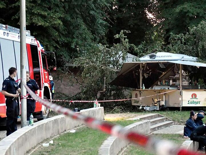 Helfer sichern den Unglücksort auf dem Gelände der Freilichtbühne am Schweriner Schlossgarten.