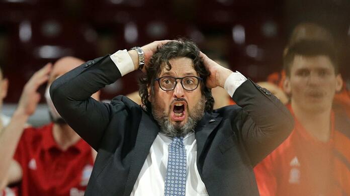 Stocksauer während der Pleite gegen Alba Berlin: Bayern-Coach Andrea Trinchieri