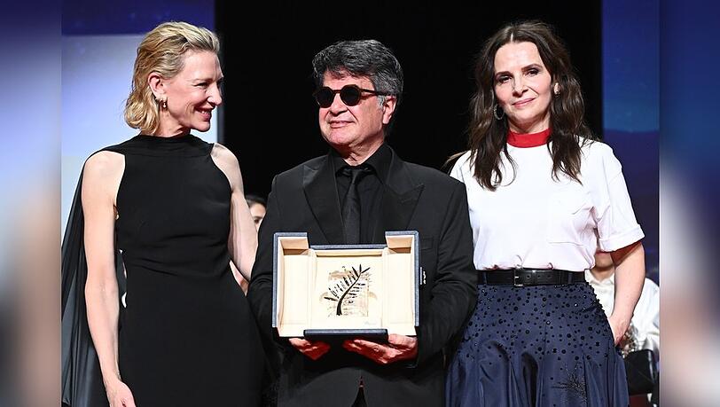 Cate Blanchett und Jurypräsidentin Juliette Binoche überreichten Jafar Panahi die Goldene Palme.