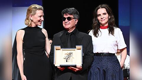 Cate Blanchett und Jurypräsidentin Juliette Binoche überreichten Jafar Panahi die Goldene Palme.
