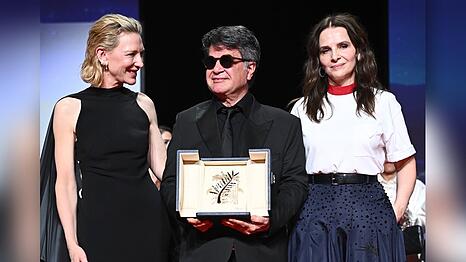 Cate Blanchett und Jurypräsidentin Juliette Binoche überreichten Jafar Panahi die Goldene Palme.