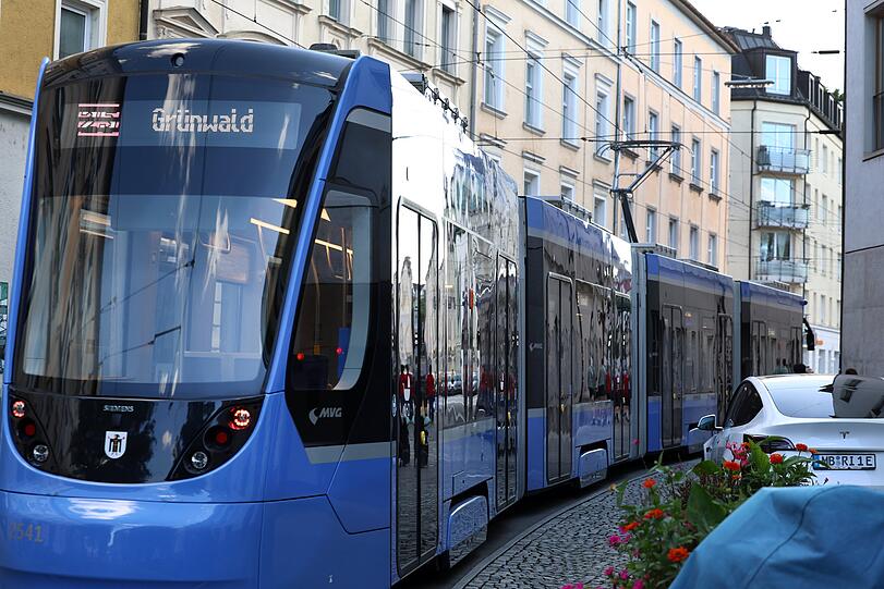 Engstelle: Die 25er rumpelt ums Eck und fährt weiter bis Grünwald.