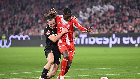 Klares Haltevergehen? Gladbachs Rocco Reitz im Zweikampf mit Bayern-Angreifer Nicolas Jackson.