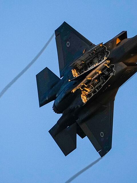 Die Suche nach dem vermissten Besatzungsmitglied eines US-Kampfjets l&auml;uft auf Hochtouren. (Archivbild)