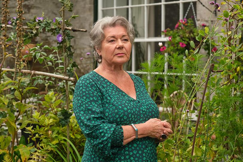 Anne Lloyd (Barbara Flynn) ist einsam, also probiert die Seniorin Online-Dating aus. Anne Lloyd (Barbara Flynn) ist einsam, also probiert die Seniorin Online-Dating aus.