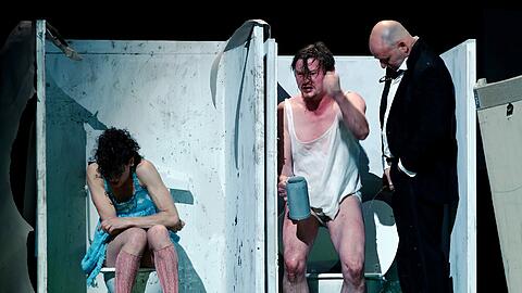 Nicholas Ofczarek (Kasimir) und Birgit Minichmayr (Karoline) während einer Fotoprobe zu dem Theaterstück 
"Kasimir und Karoline" im Residenztheater.