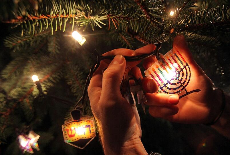 Bereits im ausgehenden 19. Jahrhundert hat es nach Aussage der Leiterin des Jüdischen Museums Berlin Familien gegeben, die Weihnachten und Chanukka feierten.