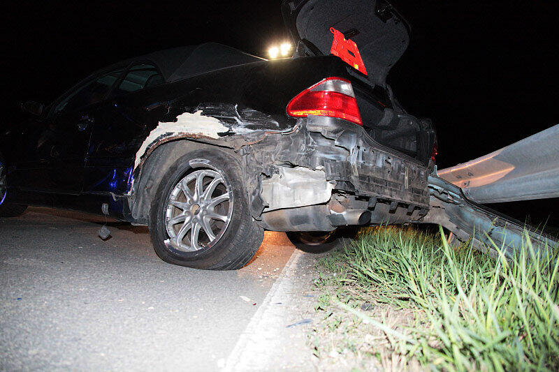 Ein Autofahrer nahm einem anderen bei der Einfahrt auf die Straße die Vorfahrt. Bei dem Unfall wurde eine Person leich verletzt.