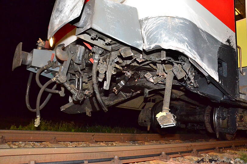Eine Regionalbahn hat in Massing (Landkreis Rottal-Inn) ein Auto erfasst und in eine Wiese geschleudert. Bei dem Unfall am Montagabend wurden die 55-jährige Autofahrerin und ihre 72-jährige Beifahrerin schwer verletzt, wie die Polizei in Eggenfelden mitteilte. Sehen Sie hier die Bilder von der Unfallstelle.