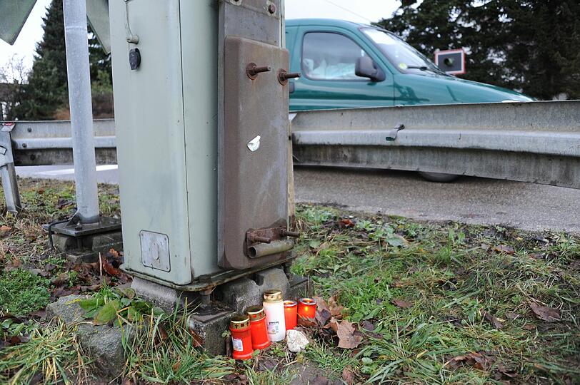 Kerzen liegen an der Unglücksstelle. Am Donnerstagabend hat ein Zug zwei 15-jährige Mädchen erfasst und getötet.
