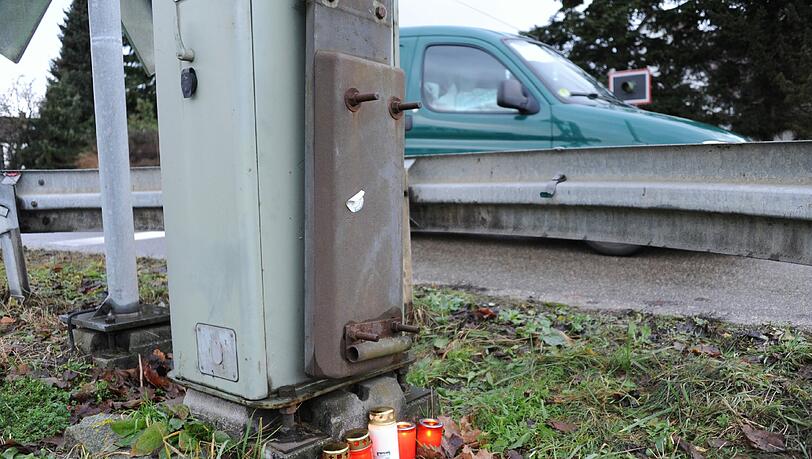 Kerzen liegen an der Unglücksstelle. Am Donnerstagabend hat ein Zug zwei 15-jährige Mädchen erfasst und getötet. Kerzen liegen an der Unglücksstelle. Am Donnerstagabend hat ein Zug zwei 15-jährige Mädchen erfasst und getötet.