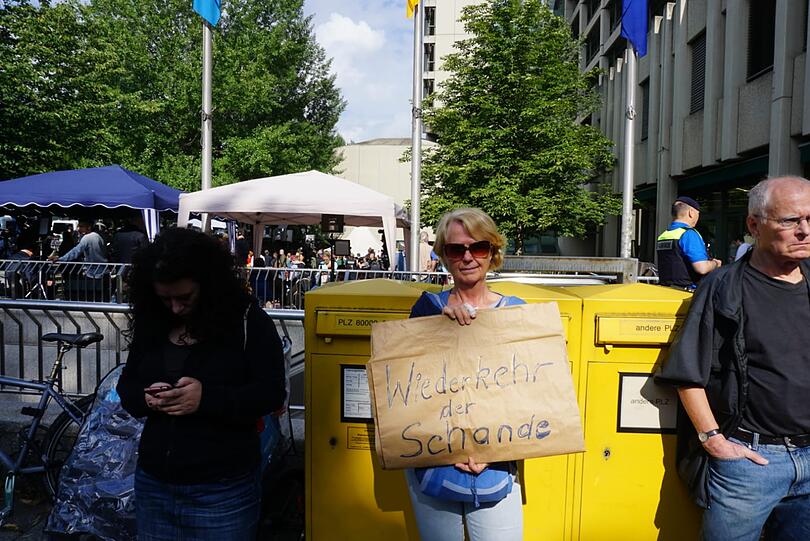 Protestplakate vor dem Gerichtsgebäude.