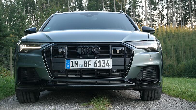 Die Front des A6 Allroad erschreckt nicht mit einem übergroßen Kühlergrill.