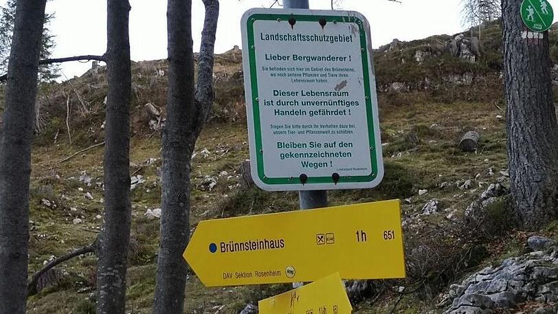 Ledigliche ine Tafel (kl. Bild) erinnert noch an das Landschaftsschutzgebiet.