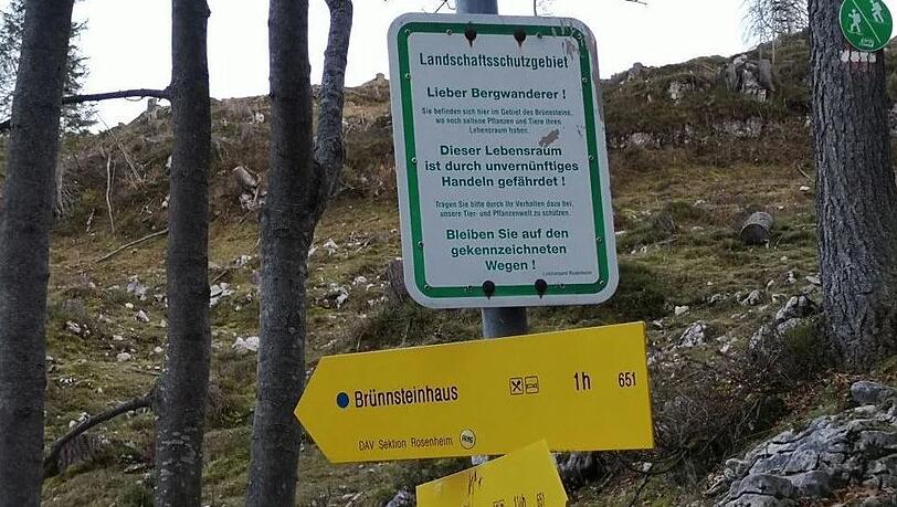 Ledigliche ine Tafel (kl. Bild) erinnert noch an das Landschaftsschutzgebiet. Ledigliche ine Tafel (kl. Bild) erinnert noch an das Landschaftsschutzgebiet.