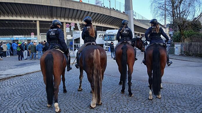 Zahlt der Steuerzahler: Einsätze der Reiterstaffel, hier hinter der Westkurve des Grünwalder Stadions.