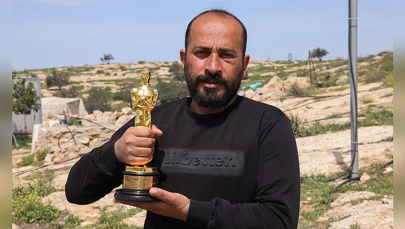 Hamdan Ballal mit seinem Oscar, den er erst vor wenigen Wochen in Hollywood abholte.