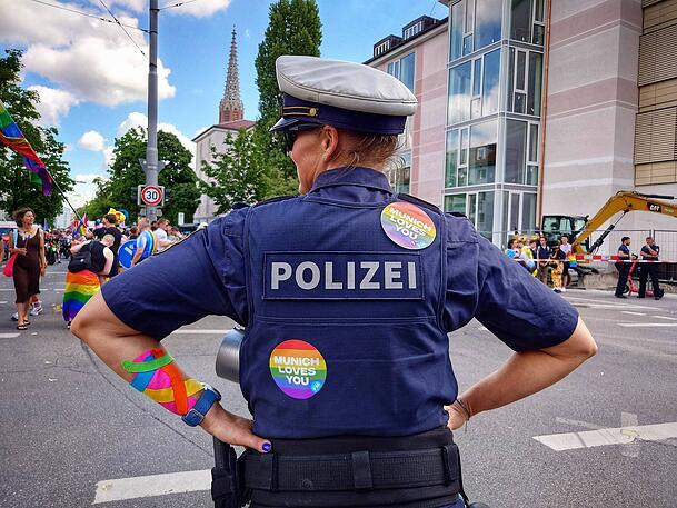 Ein bisschen bunt darf es schon sein. In ihrer dunklen Uniform kommen die Polizisten ganz schön ins Schwitzen. Ein bisschen bunt darf es schon sein. In ihrer dunklen Uniform kommen die Polizisten ganz schön ins Schwitzen.