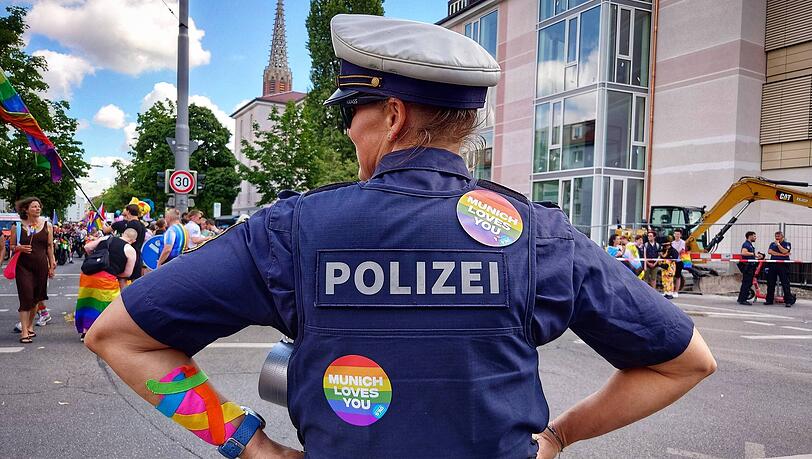 Ein bisschen bunt darf es schon sein. In ihrer dunklen Uniform kommen die Polizisten ganz schön ins Schwitzen. Ein bisschen bunt darf es schon sein. In ihrer dunklen Uniform kommen die Polizisten ganz schön ins Schwitzen.