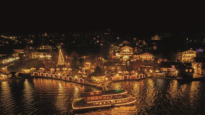 Adventszauber am Tegernsee: Ein Pendelschiff steuert hier gleich drei Märkte an.