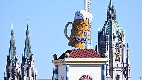 Laut Anklage lud der M&ouml;nch aus der Erzdi&ouml;zese Freiburg die Teenager im Jahr 2005 auf die Wiesn in M&uuml;nchen ein. Er kaufte ihnen viel Alkohol und verging sich danach in einem Hotelzimmer an den v&ouml;llig betrunkenen und darum wehrlosen Jugendlichen. (Archivbild)