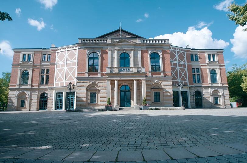 Das Festspielhaus Bayreuth wurde eigens von Richard Wagner f&uuml;r seine Werke entworfen - heute z&auml;hlt es zu den ber&uuml;hmtesten Opernh&auml;usern der Welt. Mit der Auff&uuml;hrung des Zyklus "Der Ring des Nibelungen" wurde es am 13. August 1876 er&ouml;ffnet.