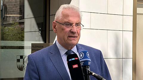 Bayerns Innenminister Joachim Herrmann (CSU) sprach auf einer Pressekonferenz von "Brandanschl&auml;gen".