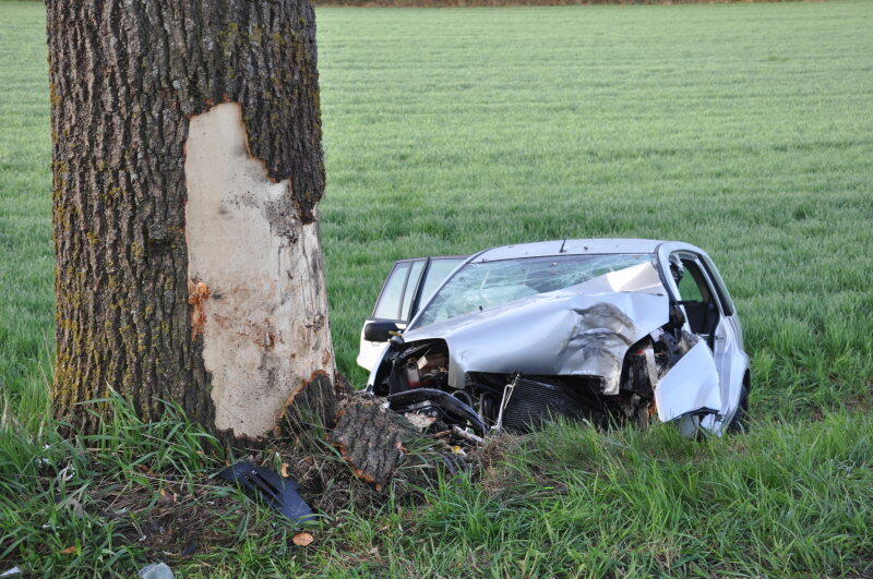 Bei Altötting ist ein Pkw-Fahrer von der Fahrbahn abgekommen und gegen einen Baum geprallt. Der Mann starb noch an der Unfallstelle. Die Bilder vom Horror-Unfall
