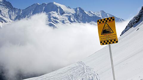 Zwei deutsche Urlauber sind in Tirol von einer Lawine getötet worden.