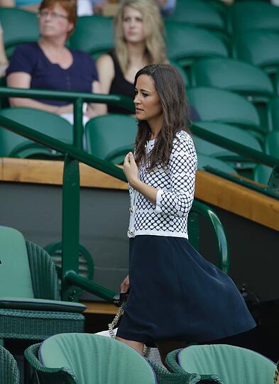 Zweite Runde im Damen-Einzel zwischen Serena Williams und der Ungarin Melinda Czink am Donnerstag - und wer schleicht sich da auf die Tribüne des Centre Court...?