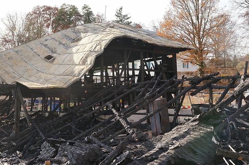 Bilder vom abgebrannten Bootshaus des Münchner Yachtclubs am Starnberger See.