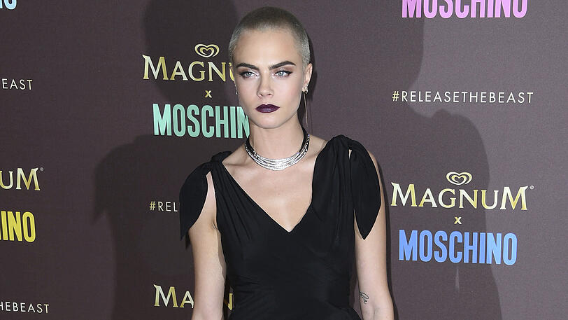 Mit kurzem Stoppelkopf posiert das britische Model Cara Delevingne bei der Magnum-für-Moschino-Party auf dem 70. Filmfestival in Cannes . Sie hatte sich ihren Kopf für eine Filmrolle kahlgeschoren.
