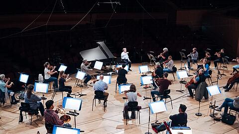 Die Münchner Philharmoniker proben mit dem Pianisten Rudolf Buchbinder auf Abstand.