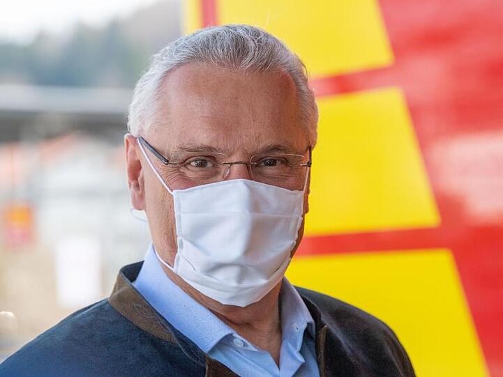 Joachim Herrmann (CSU) trägt einen Mundschutz. Foto: Lino Mirgeler/dpa/Archivbild