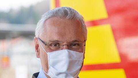Joachim Herrmann (CSU) trägt einen Mundschutz. Foto: Lino Mirgeler/dpa/Archivbild