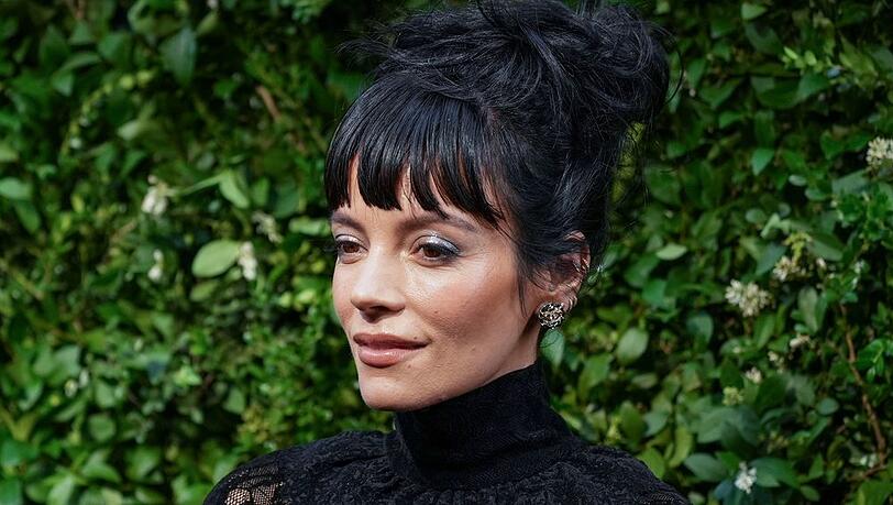 Lily Allen äußert sich erneut kritisch über das US-Abtreibungsurteil.