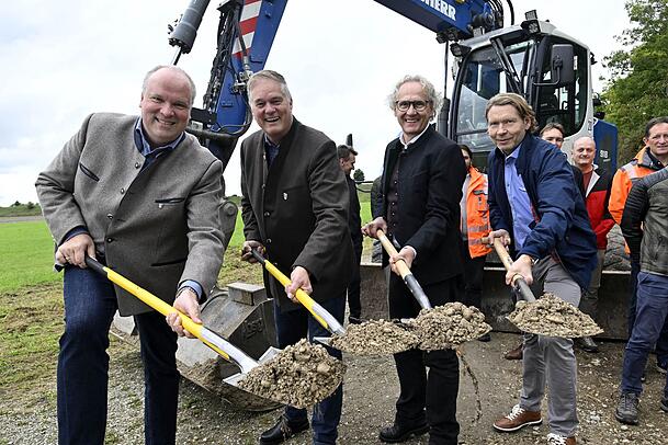 Setzen gemeinsam den Spaten an: (v.l.) Landrat Christoph Göbel, Garchings Erster Bürgermeister Dietmar Gruchmann, Josef Rott, Abteilungsleiter im Bayerischen Bauministerium und Norbert Brill, Projektleiter für die Radschnellverbindung beim Landratsamt München.