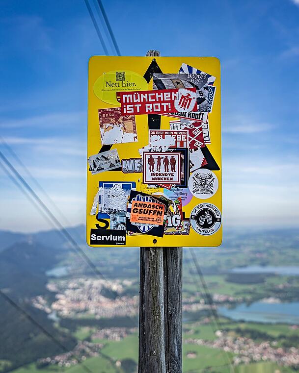 Dieses Schild auf dem Tegelberg ist unter den Stickern nicht mehr zu erkennen. Dieses Schild auf dem Tegelberg ist unter den Stickern nicht mehr zu erkennen.