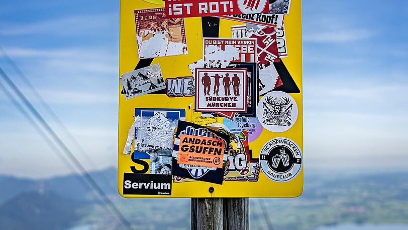 Dieses Schild auf dem Tegelberg ist unter den Stickern nicht mehr zu erkennen. Dieses Schild auf dem Tegelberg ist unter den Stickern nicht mehr zu erkennen.