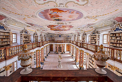 Ein Saal voller Prunk.